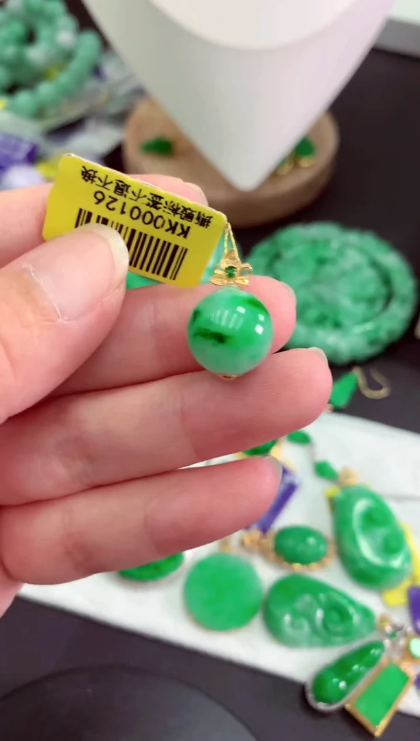 颈饰18K金镶嵌翡翠挂件