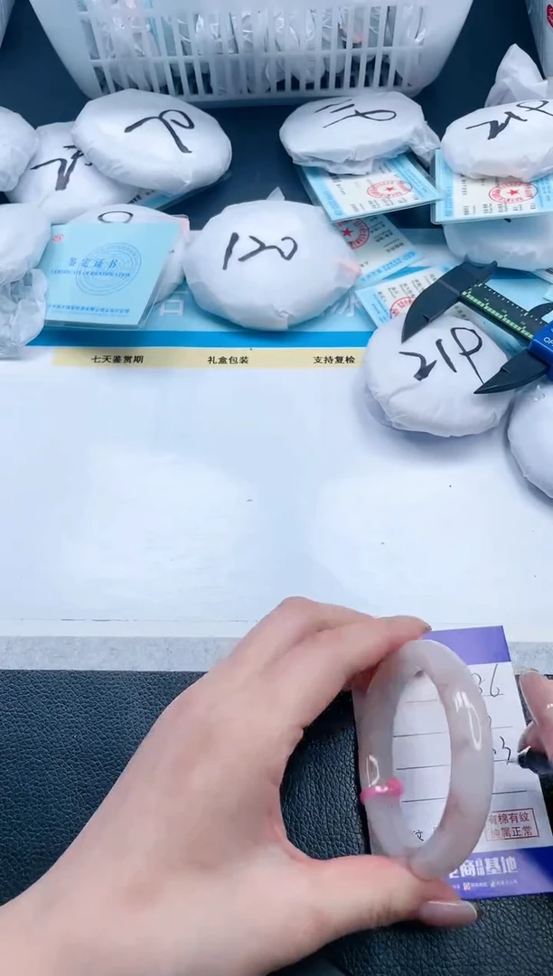【闪购商品】石英质玉手镯未镶嵌22V186-52
