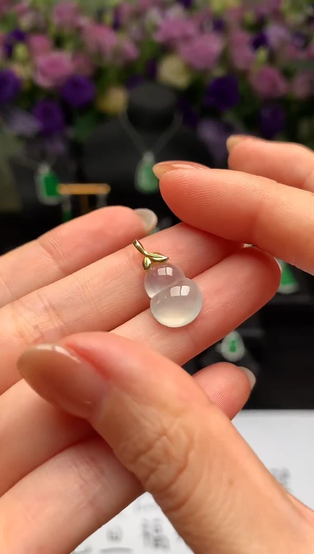 颈饰18K金镶嵌翡翠葫芦