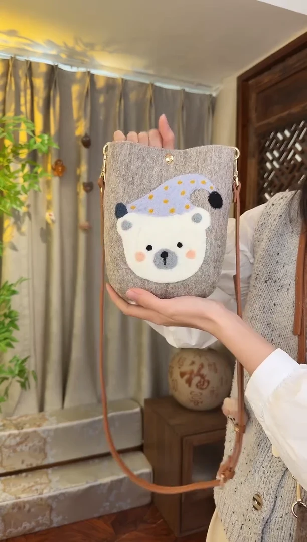 羊毛非遗羊毛毡包 手机包灰小熊