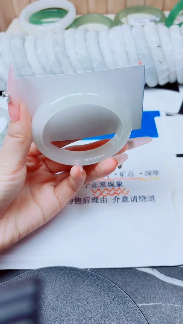 未镶嵌手镯石英质玉131/56.4