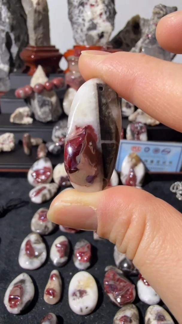 天然辰砂天然辰砂天然朱砂大晶砂随行吊坠