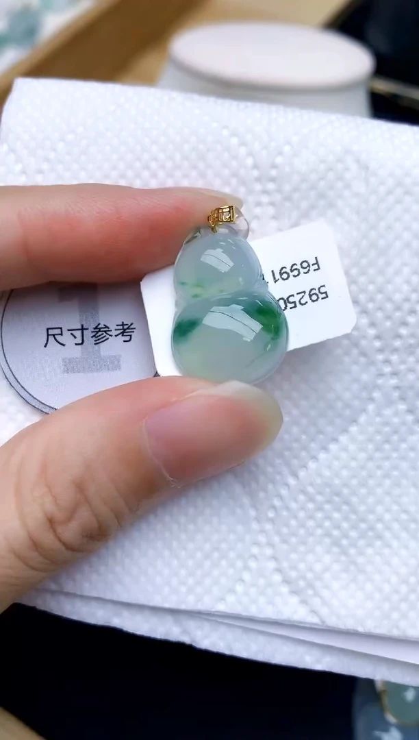 颈饰18K金镶嵌翡翠天然A货翡翠