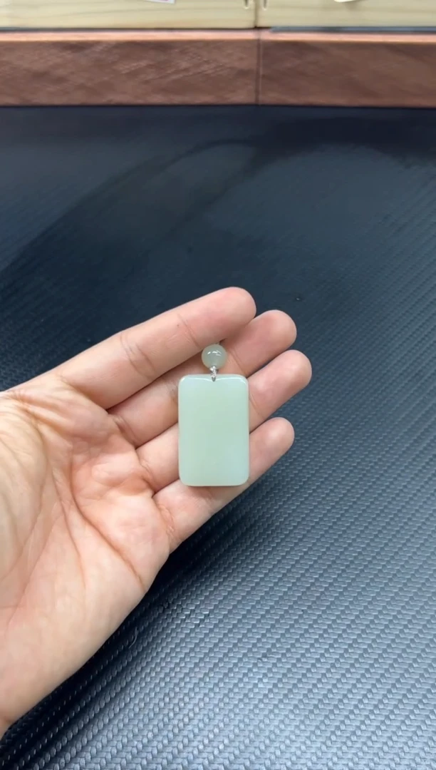 吊坠(赠链)未镶嵌和田玉且末微色差迪克兰一细吊坠