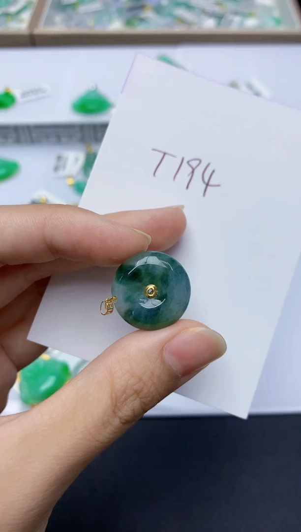 翡翠18K金镶嵌颈饰0000000000