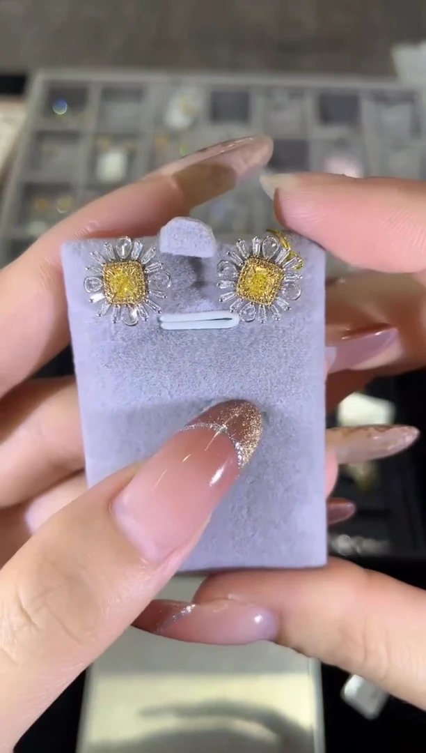 18K金镶嵌耳饰钻石62分黄钻    HY