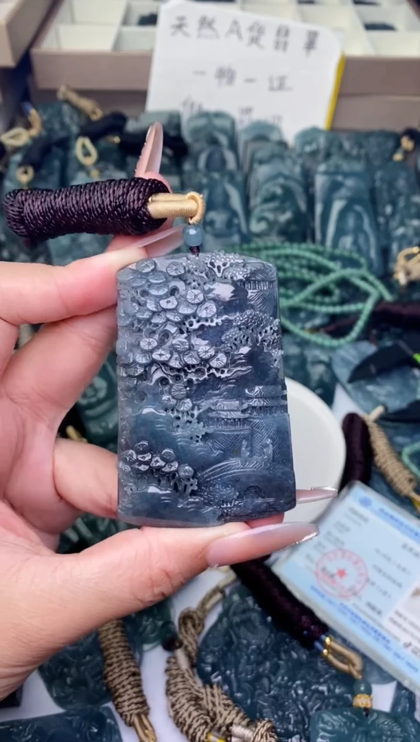 颈饰未镶嵌翡翠