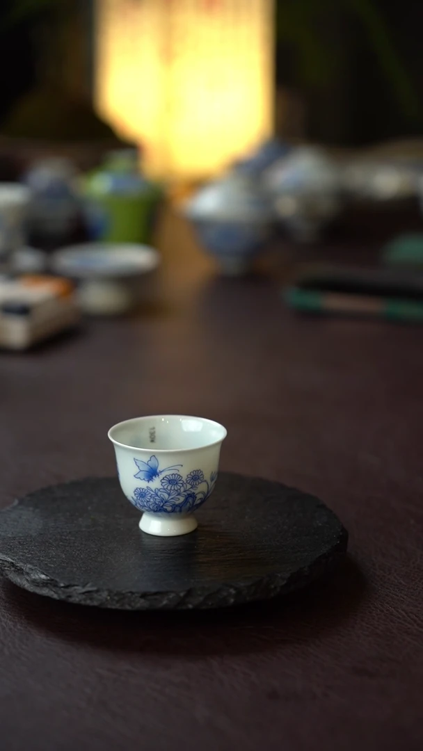 景德镇全手工手绘青花花卉带底小主人杯