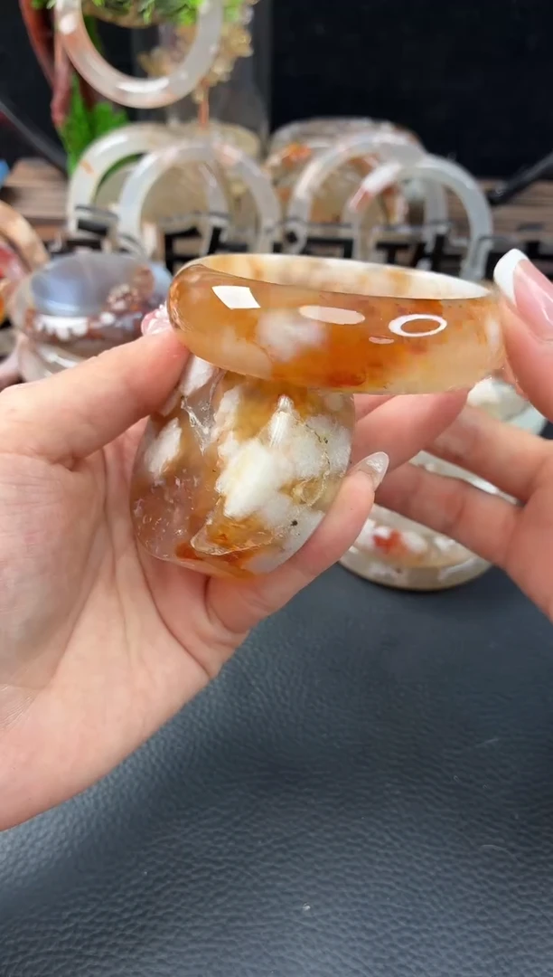 未镶嵌手镯（圆镯）石英质玉58