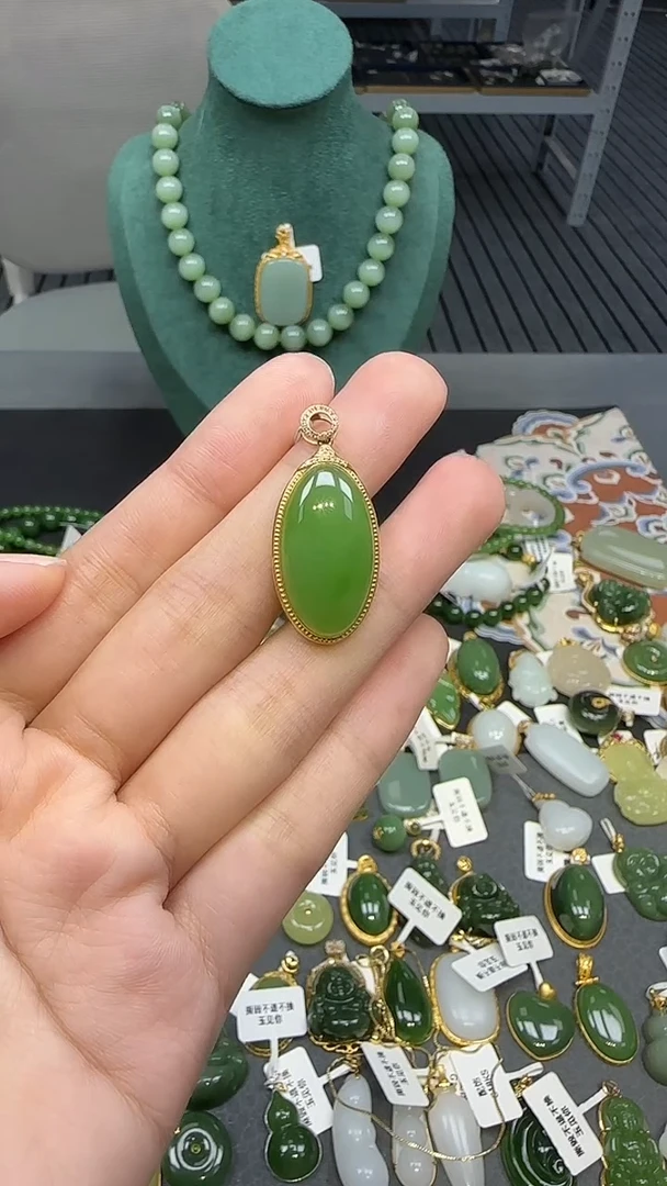 18K金镶嵌和田玉挂件1
