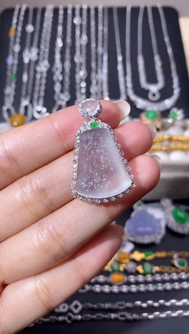 颈饰18K金镶嵌翡翠吊坠