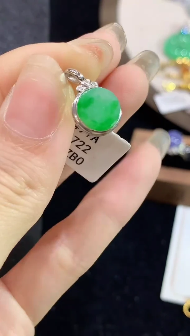 吊坠(不含链)18K金镶嵌翡翠L0722多样性发其一