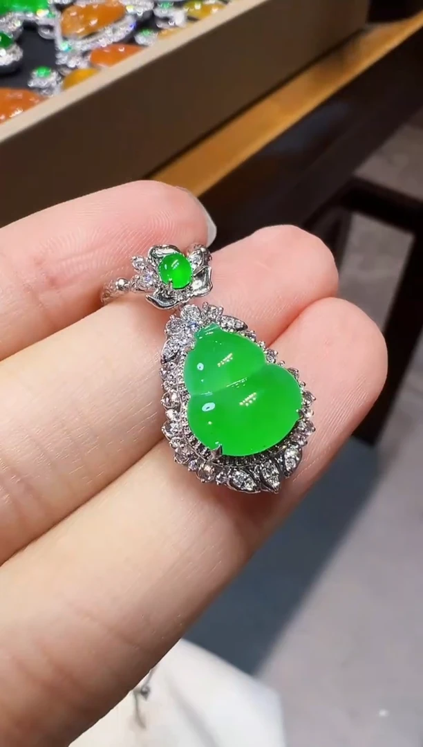 吊坠(不含链)18K金镶嵌翡翠葫芦