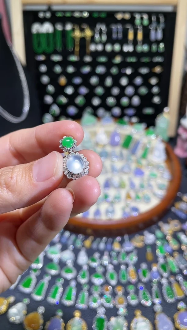 颈饰18K金镶嵌翡翠卡7.7玻璃种蛋面吊坠