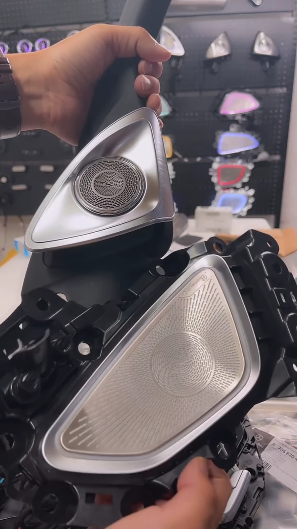 奔驰新款E级发光盖板＋旋转高音