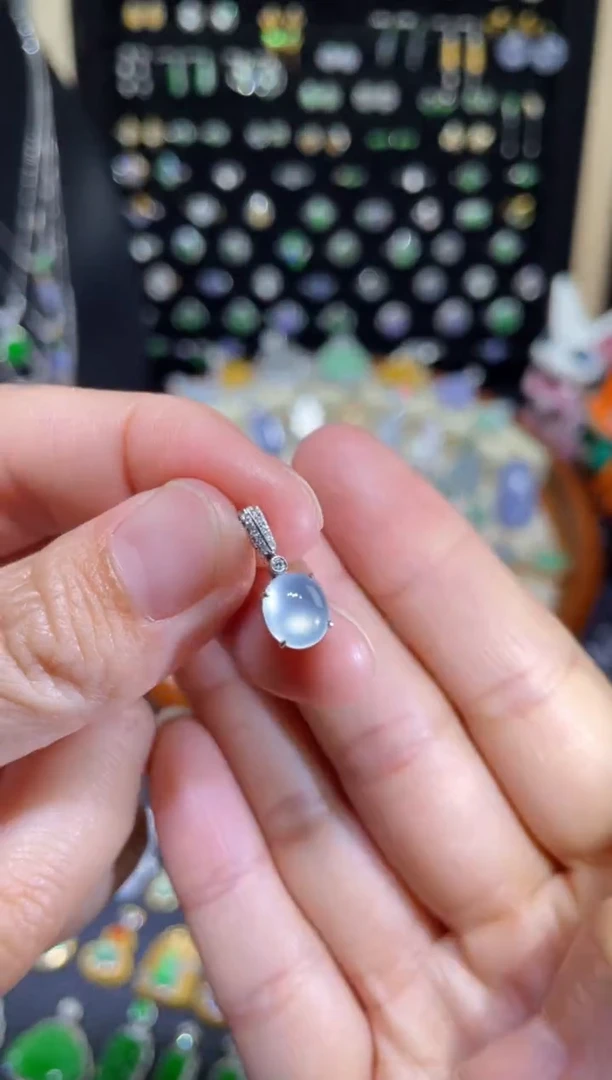 颈饰18K金镶嵌翡翠玻璃种蛋面提溜