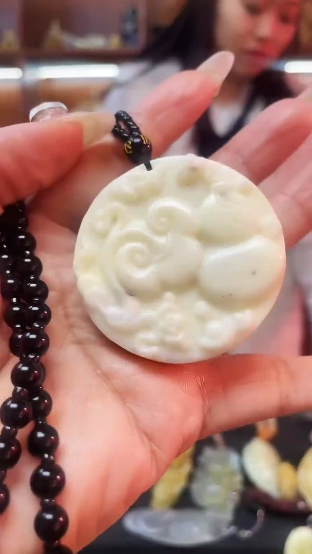 未镶嵌蛇纹石玉吊坠