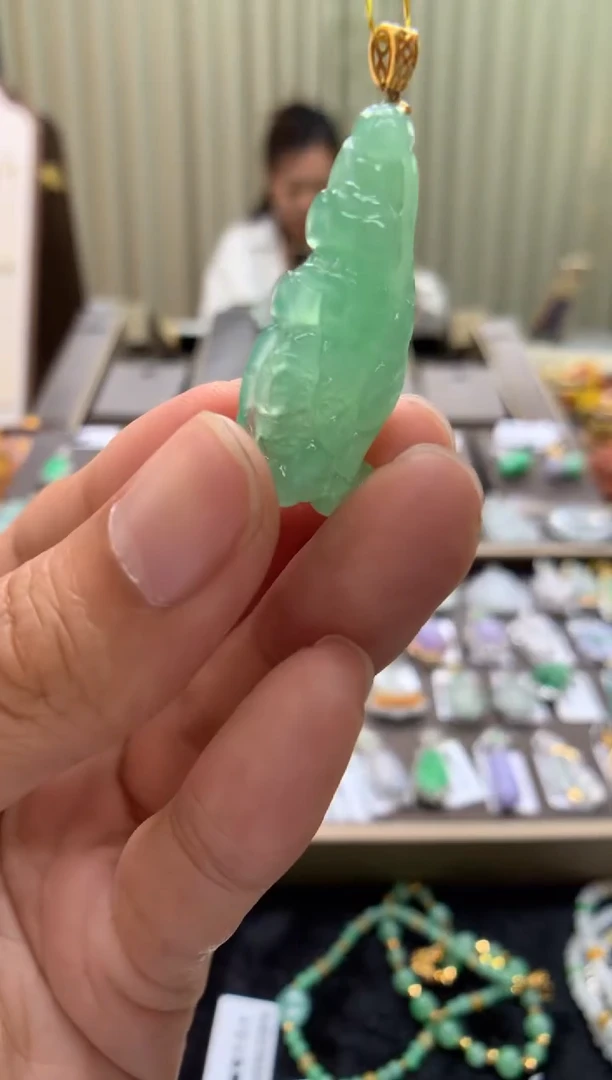 翡翠18K金镶嵌颈饰白菜