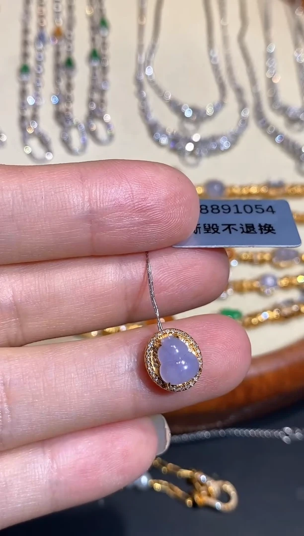 颈饰18K金镶嵌翡翠吊坠
