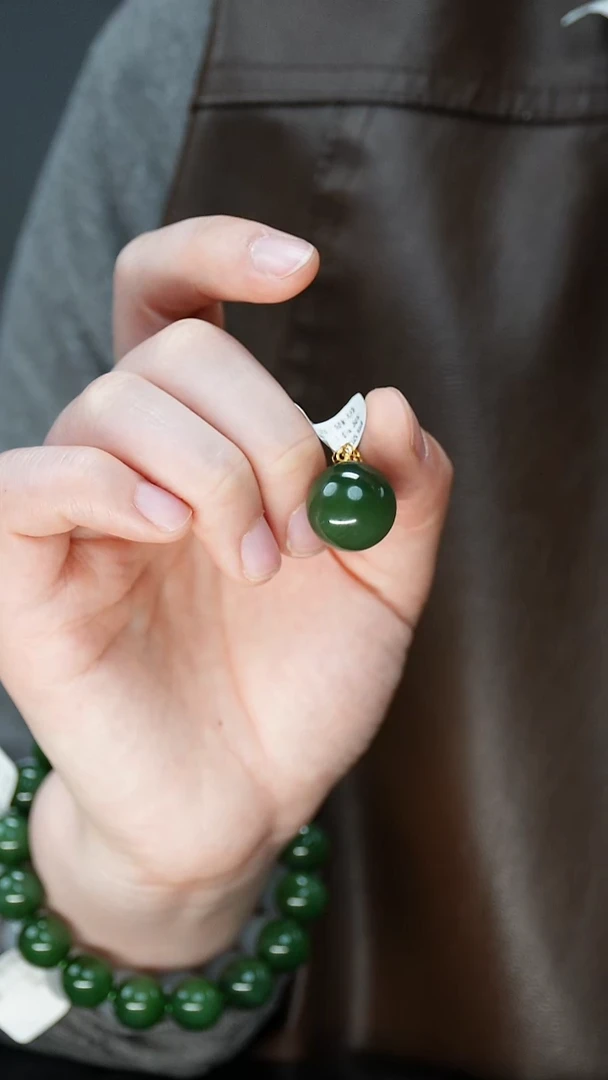 吊坠(赠链)18K金镶嵌和田玉（碧玉）38