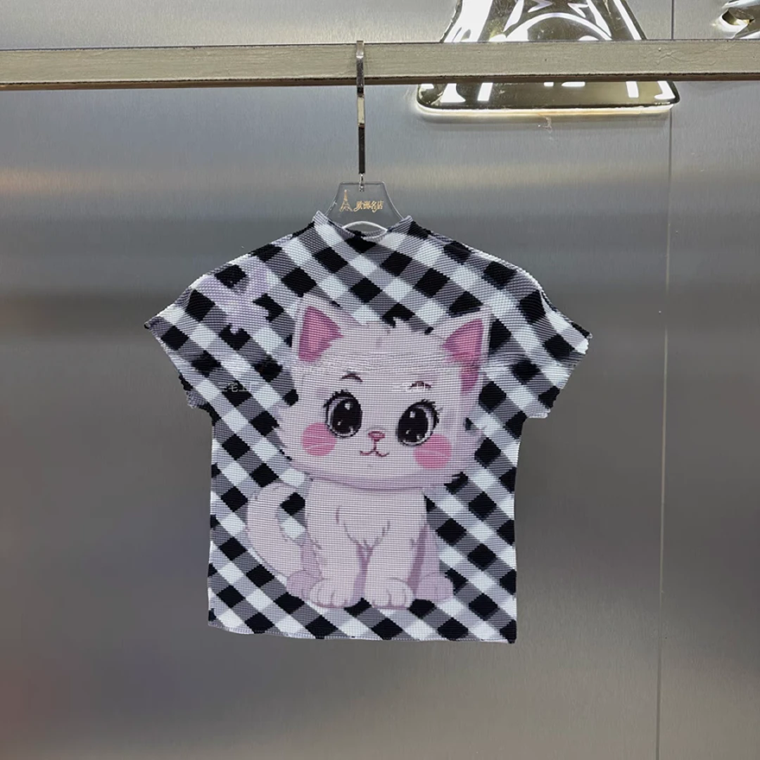 【奥莉】2025春夏：甜酷个性黑白格小粉猫弹力褶皱衫T恤