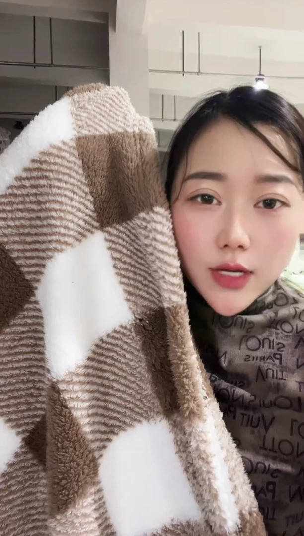 牛奶绒主播手上展示的  瑕疵  破洞