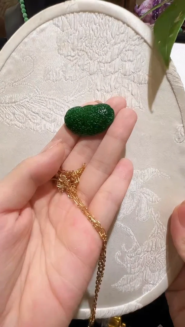 翡翠未镶嵌颈饰国风