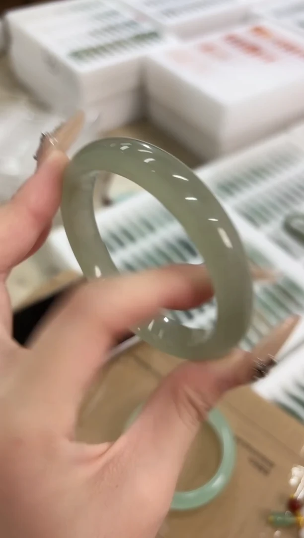 未镶嵌手镯石英质玉40-60D