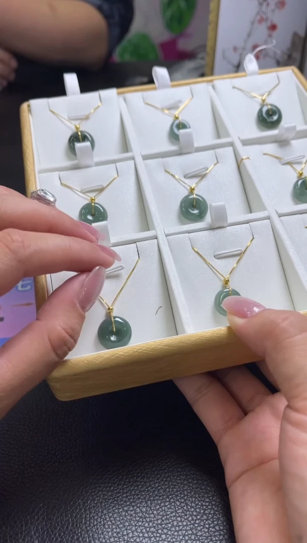 【闪购商品】翡翠吊坠(赠链)未镶嵌K7多样性发一件