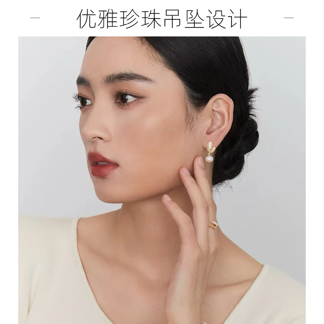 铜合金耳饰 优雅珍珠吊坠设计 金色金属光泽感 简约时尚风格