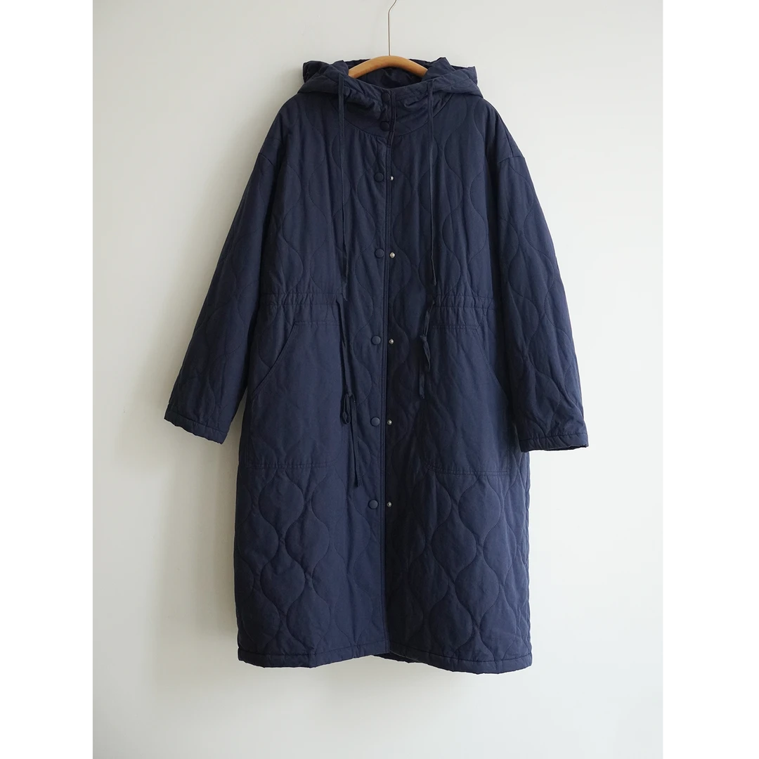 藏青色绗缝连帽棉服