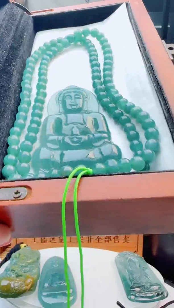 翡翠未镶嵌颈饰多样性发货其中一件