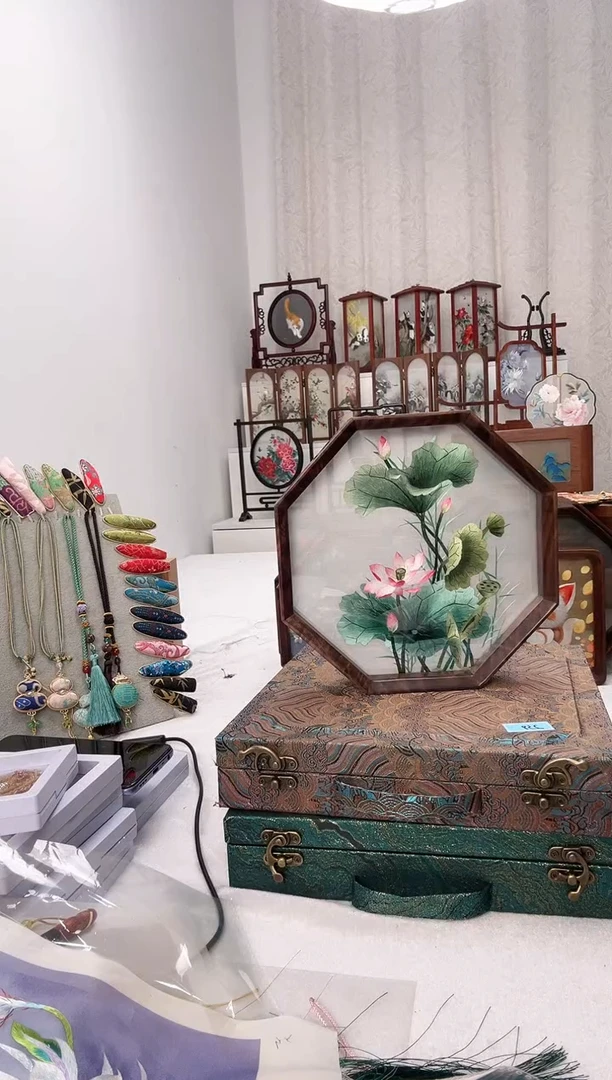 扇子苏绣作品手工摆台