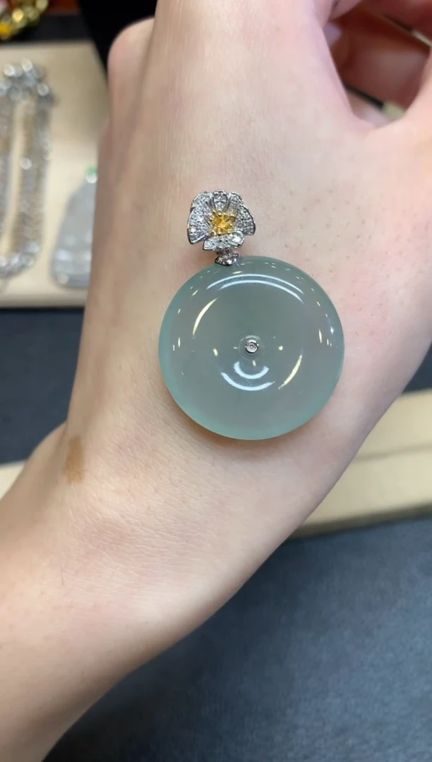 【闪购商品】翡翠颈饰18K金镶嵌平安扣【无服务费】