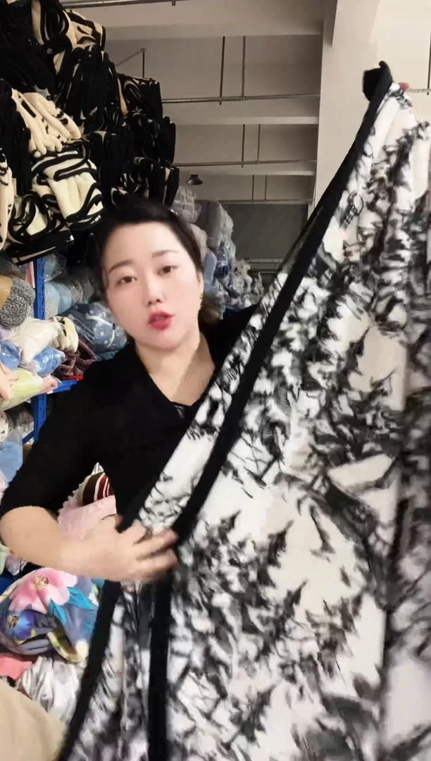 混纺主播手上展示的产品