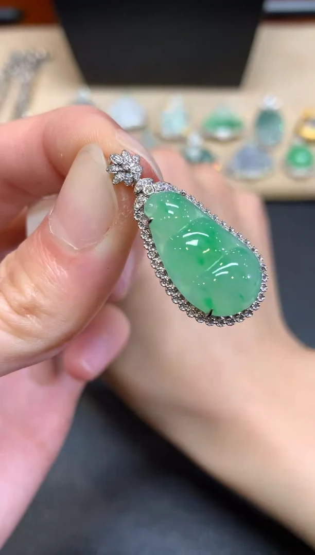 【闪购商品】翡翠颈饰18K金镶嵌福豆【无服务费】