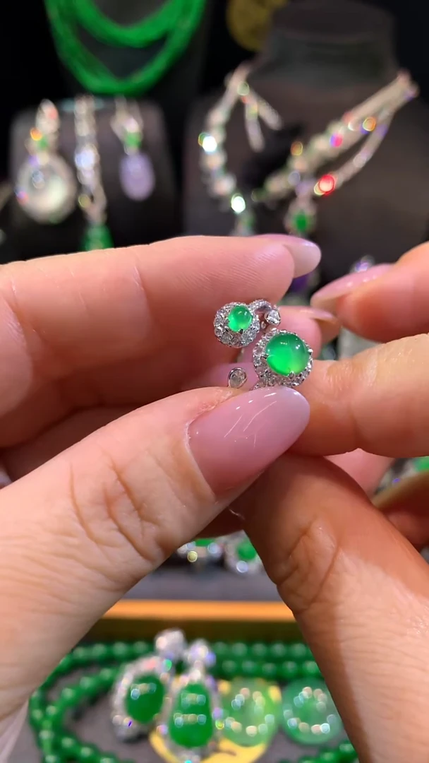 18K金镶嵌戒指翡翠戒指