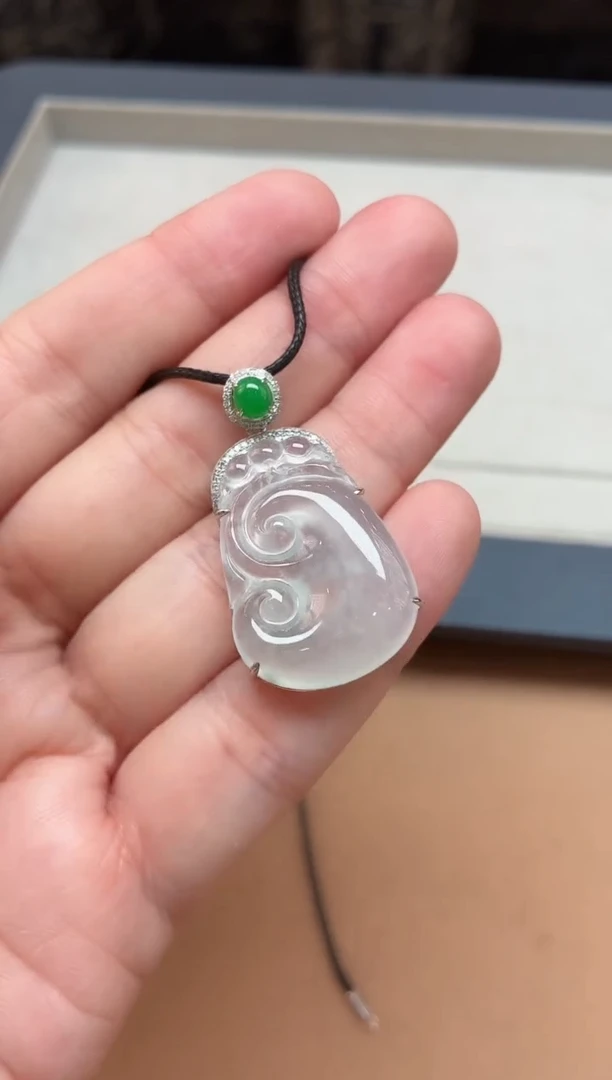 颈饰18K金镶嵌翡翠挂件