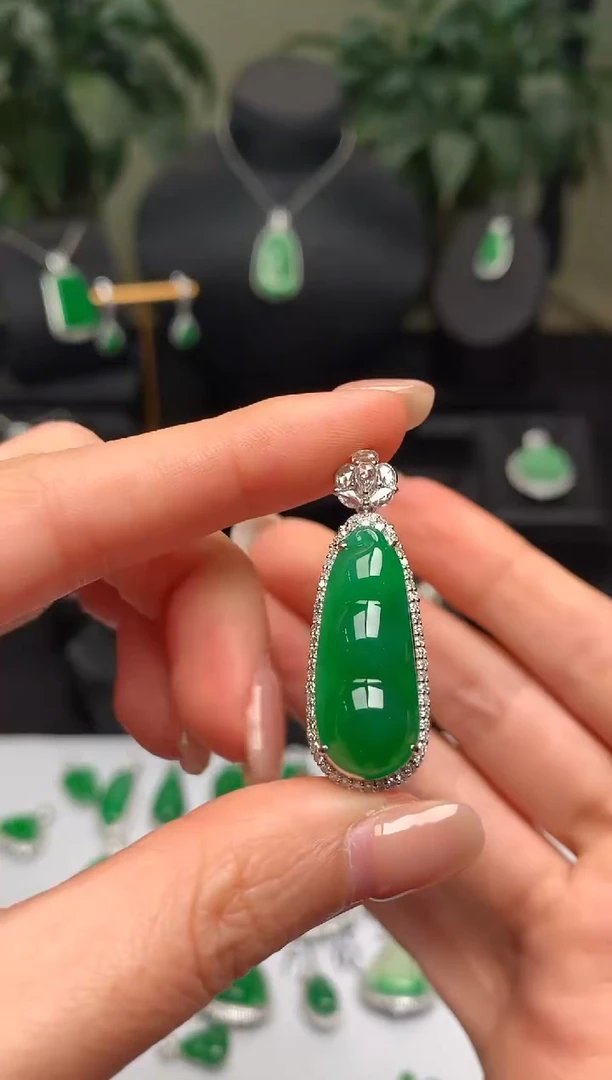 颈饰18K金镶嵌翡翠福豆