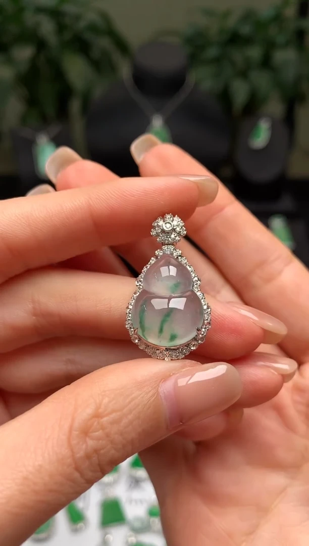 颈饰18K金镶嵌翡翠葫芦