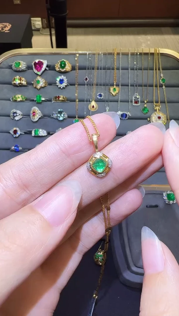 颈饰18K金镶嵌祖母绿0.45ct