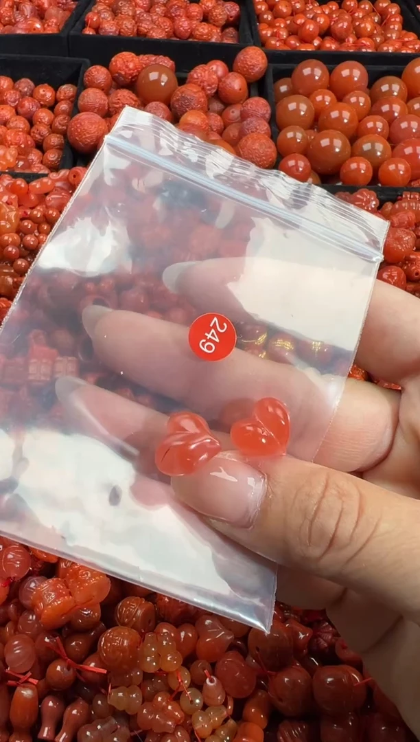 南红玛瑙未镶嵌颈饰1