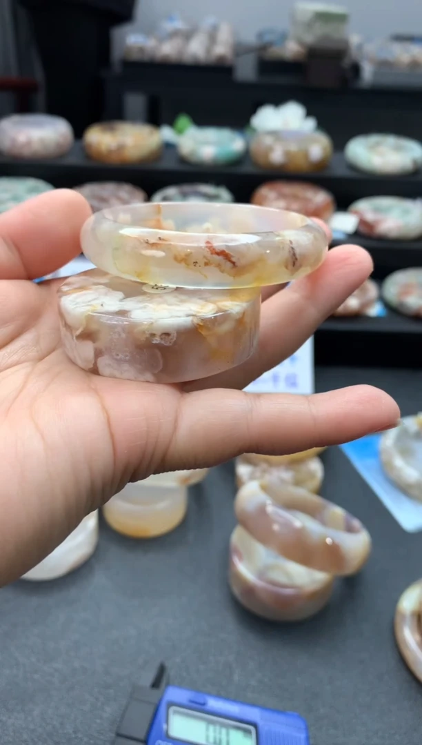 未镶嵌手镯石英质玉（52-53圈口）赠送镯心 无证书