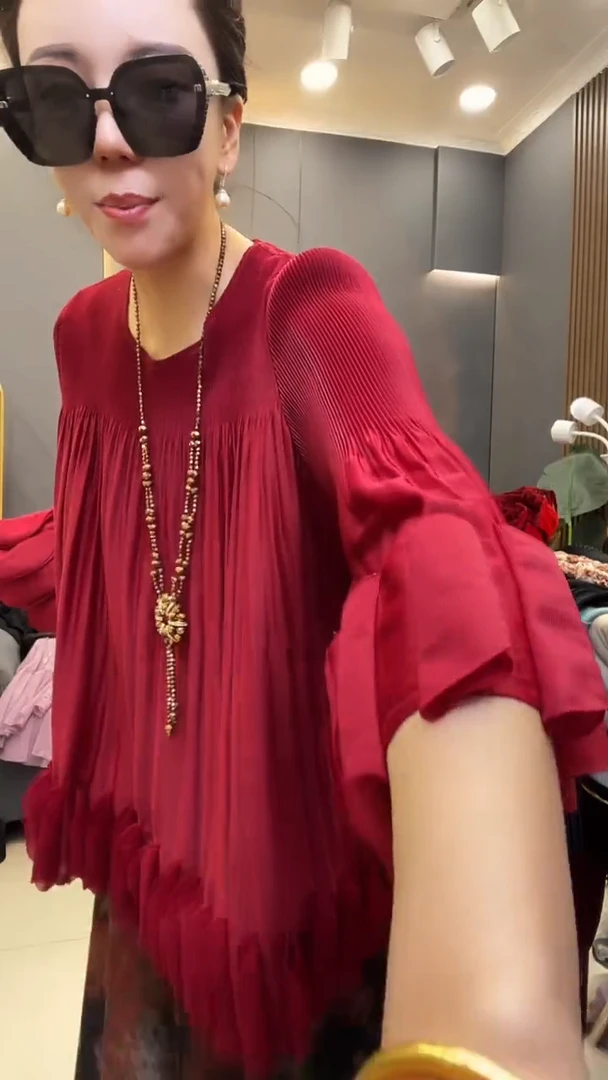 聚酯纤维（涤纶）红花瓣衫