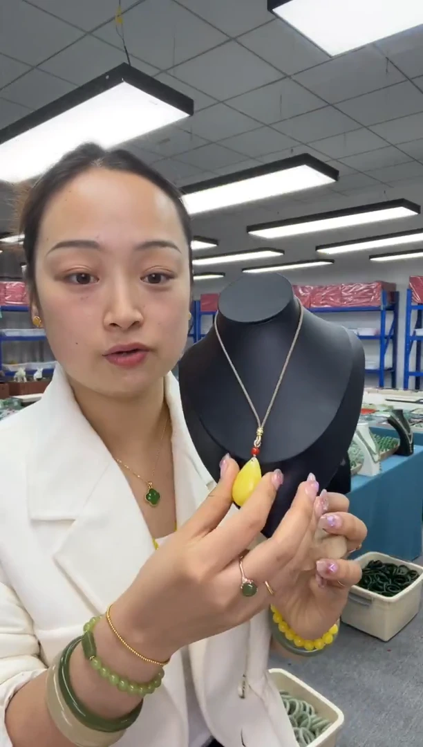 蜜蜡颈饰未镶嵌满蜜鸡油黄水吊坠送绳子