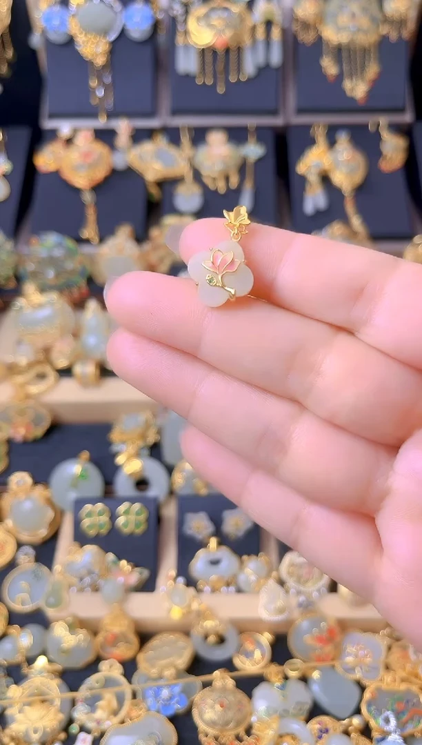 颈饰银S925镀金镶嵌和田玉蝶恋花荷花四叶草吊坠