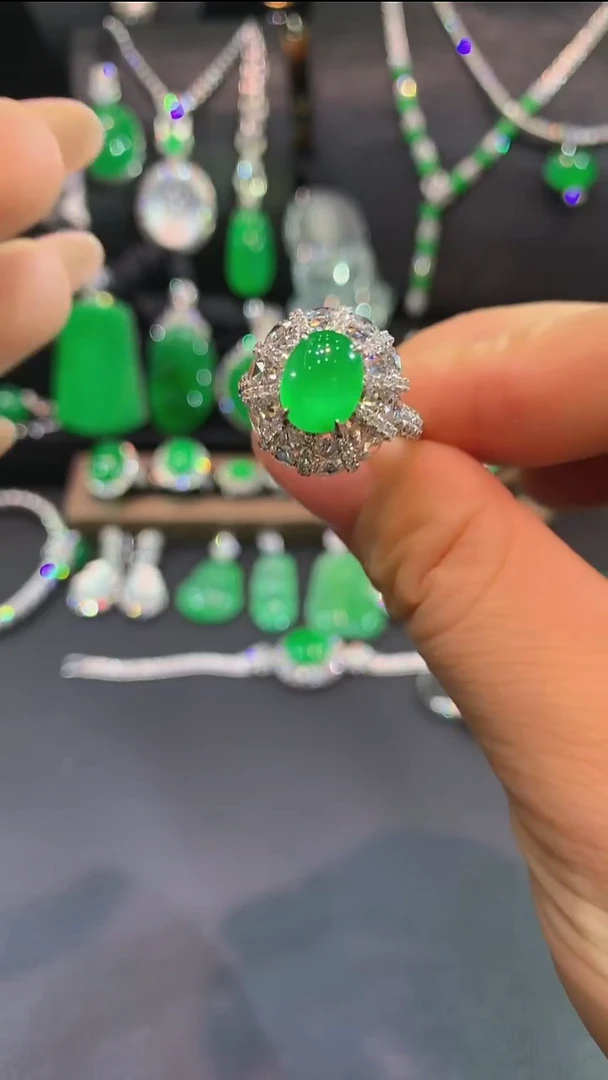 18K金镶嵌戒指翡翠戒指