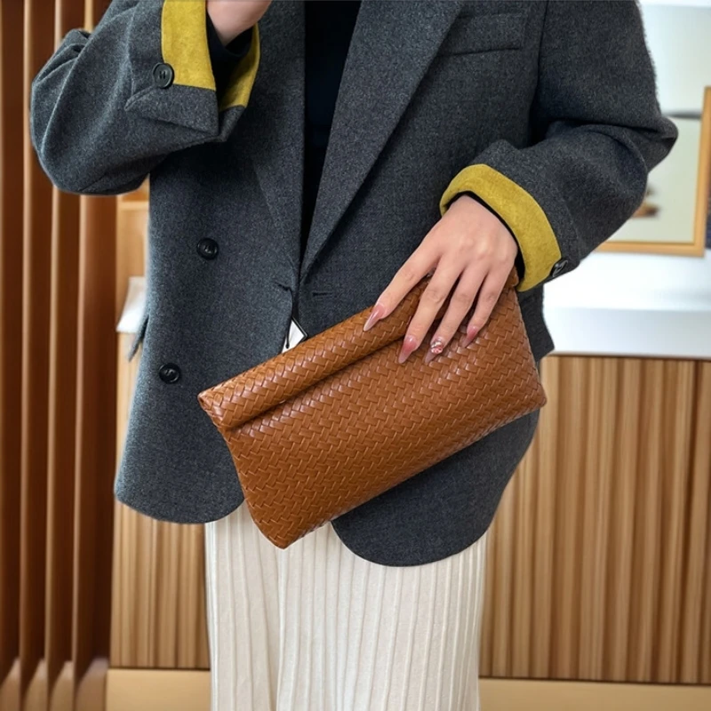 时尚气质手抓包韩版大容量手拿包包女2025新款潮流编织卷边信封包