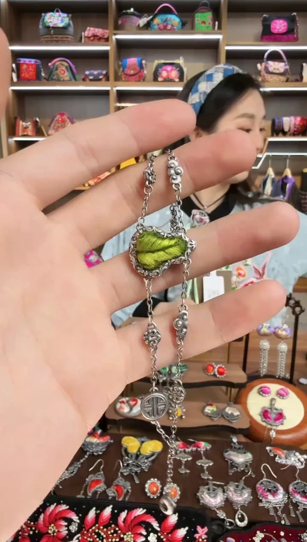 【闪购商品】织绣94蒙阿苏苗绣传承