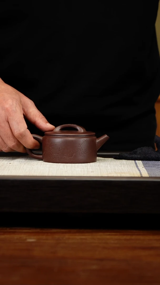 茶壶紫砂紫泥刻绘梅花